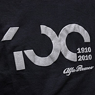 Alfa Romeo純正100周年記念Tシャツ (ブラック/シルバーロゴ)