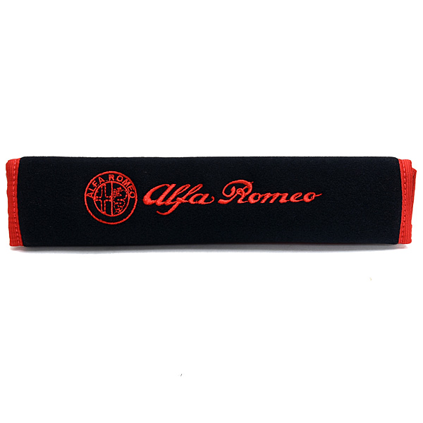 Alfa Romeoシートベルトパッド(ブラック/ロゴ&エンブレム)