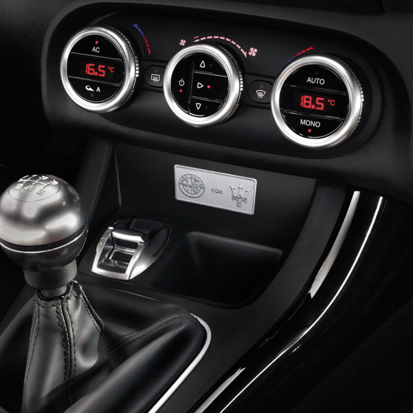 Alfa Romeo純正Giulietta for MASERATI Editionインテリアプレート